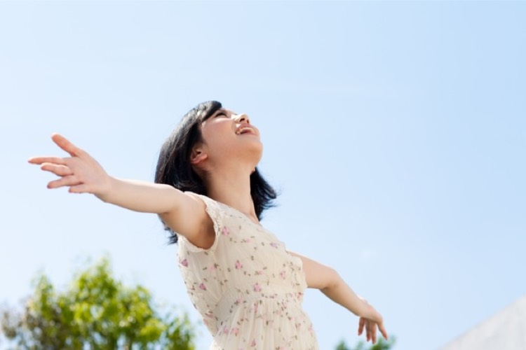 腰の症状が楽になってすっきしりた女性の画像。  style=